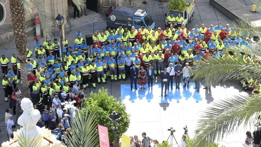 El alcalde inauguró ayer la fase de ´agitación´ del proyecto ADN Urbano en Santa Eulalia junto a los operarios que trabajarán en el barrio durante los próximos días.