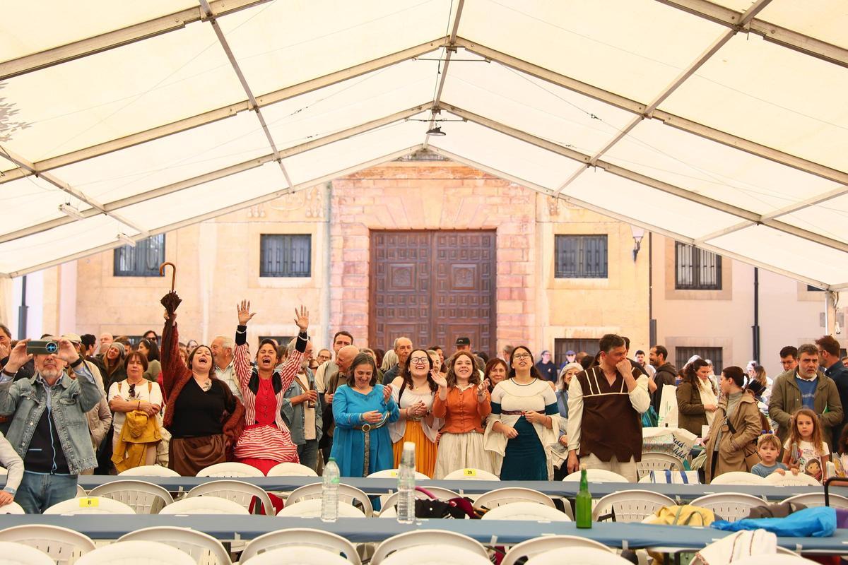 La lluvia no impide la multitudinaria comida en la calle de las fiestas del Oviedo Antiguo