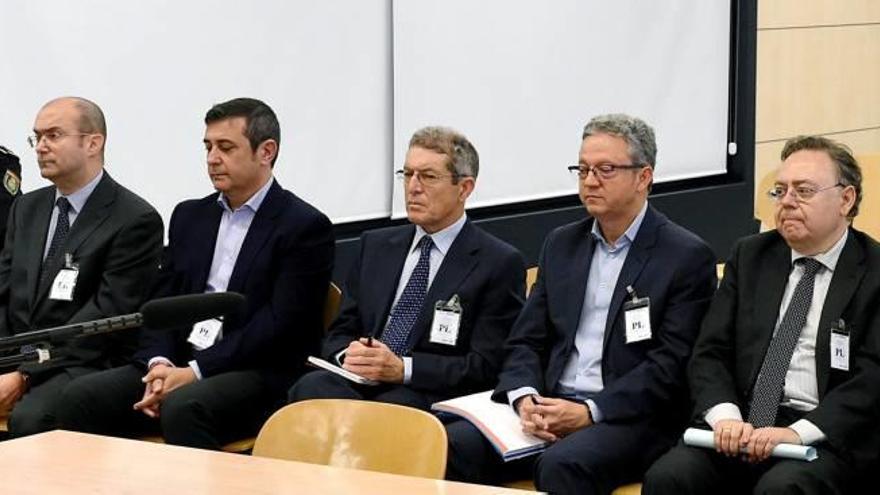 De izda. a dcha, Salvador Ochoa, Juan Luis Sabater, Vicente Soriano, Francisco Martínez y Teófilo Sogorb en la Audiencia Nacional.