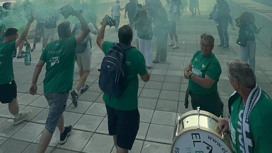 Ambiente festivo en las inmediaciones de El Toralín, con los aficionados antequeranos como protagonistas.