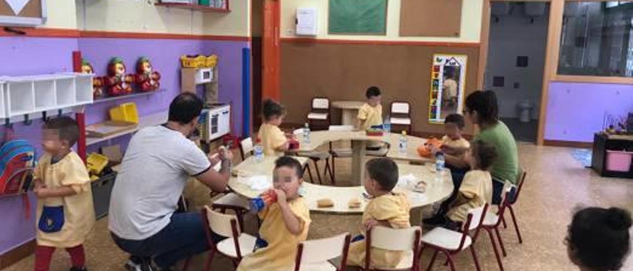 El director y la profesora, junto al alumnado, en el aula.