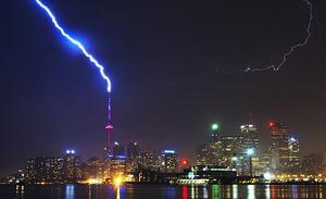 Un llamp cau sobre la Torre CN durant una tempesta a Toronto (Canadà).