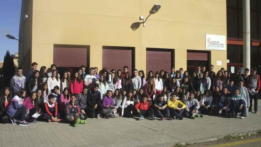 Estudiantes de los tres institutos posan en una foto de familia antes de iniciar la ruta por la ciudad.