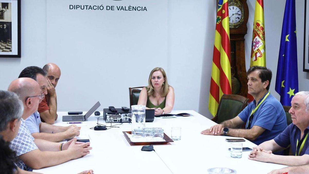Reunión de autoridades de Alzira y representantes de la asociación Fossar d'Alzira con la vicepresidenta, Natàlia Enguix.