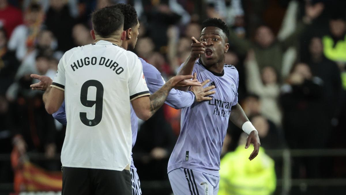 Hugo Duro recrimina a Vinícius sus gestos hacia la grada de Mestalla durante el Valencia - Real Madrid