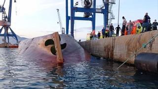 Un buque vuelca en el puerto de Castellón y desaparecen un estibador y un marinero