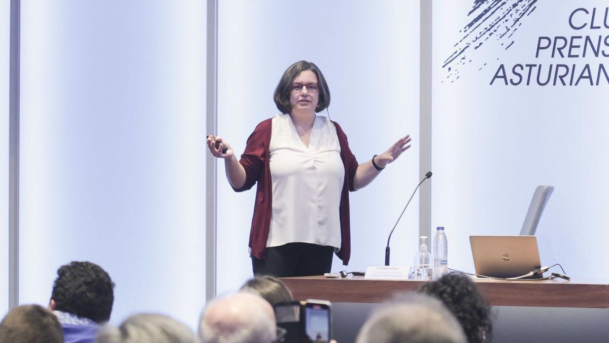 La viróloga Sonia Zúñiga, en un momento de la ponencia que dio en el marco de la VI Semana de la Ciencia “Margarita Salas”. | Irma Collín