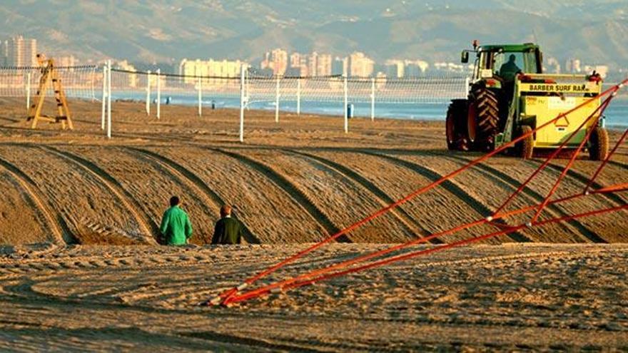 Cómo está siendo la limpieza de las playas de Alicante este verano