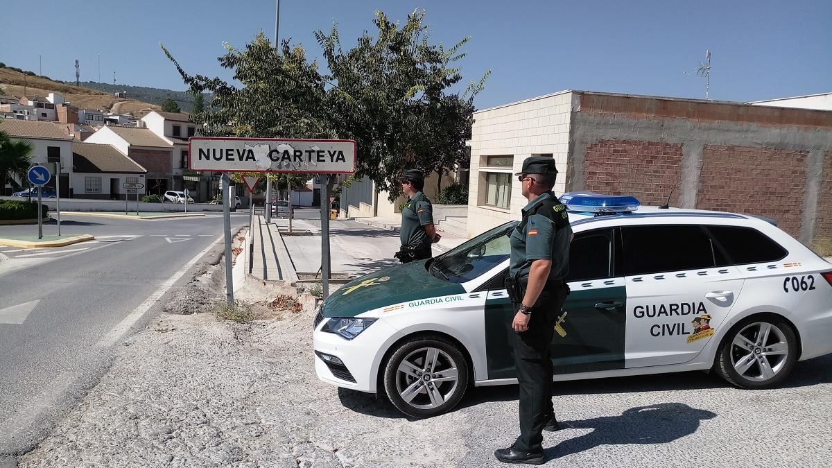 Patrulla de la Guardia Civil en la localidad cordobesa de Nueva Carteya.
