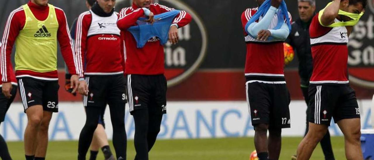 Alende, Aspas, Bongonda, Madinda y Jonny, durante un entrenamiento en A Madroa. // Ricardo Grobas