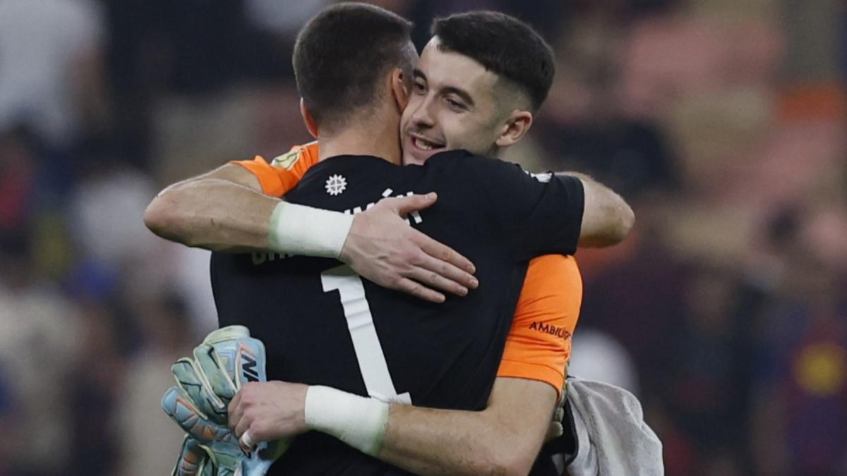 Joan Garcia y Unai Simón se abrazan tras el partido.