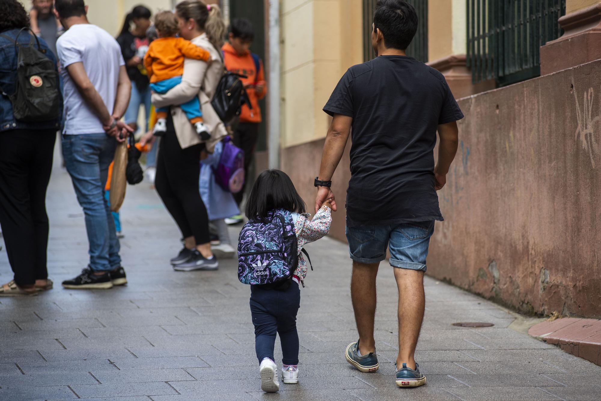 Besos, abrazos y sin mascarillas en el inicio del curso escolar