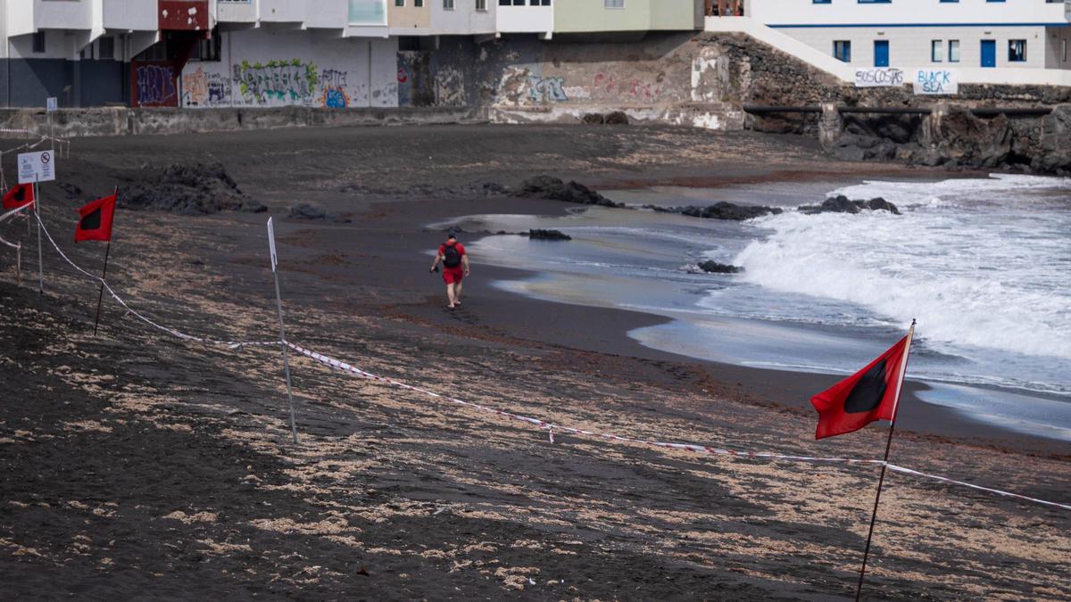 Banderas rojas que indican la prohibición de bañarse en Playa Jardín, en Puerto de la Cruz.