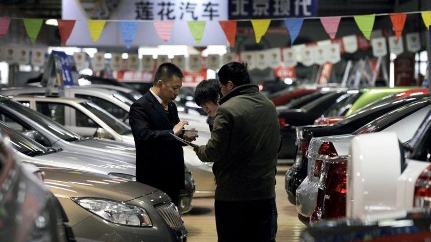 Las ventas de coches caen en China por primera vez en 20 años