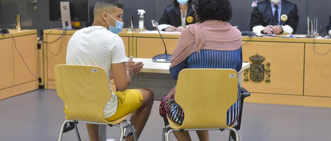 El acusado, Ahmed Haison, junto a una intérprete durante el juicio por los destrozos en el Puerto Bello.