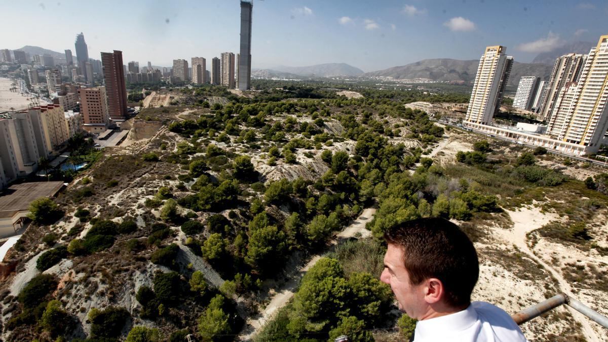 El sector Poniente antes del desarrollo urbanístico con el &quot;Intempo&quot; en construcción de fondo.