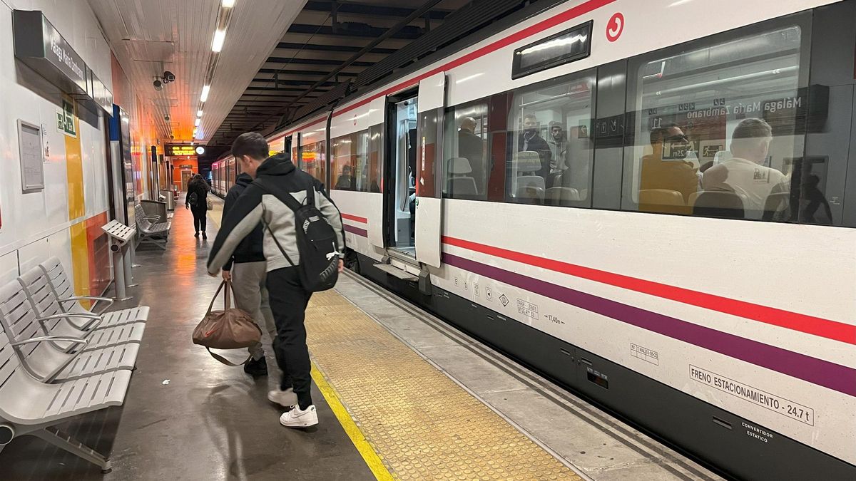 Viajeros junto al tren de Cercanías
