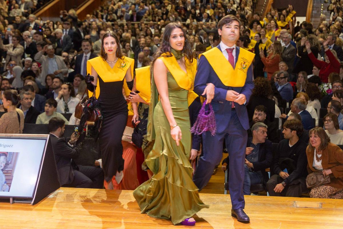 Trescientos alumnos de Medicina de la USC se gradúan con Victoria Sampayo y Andrés Soto como padrinos de la promoción Trescientos alumnos de Medicina de la USC se gradúan con Victoria Sampayo y Andrés Soto como padrinos de la promoción