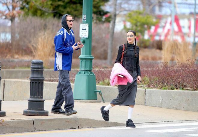 Bella Hadid reinventa el look colegial