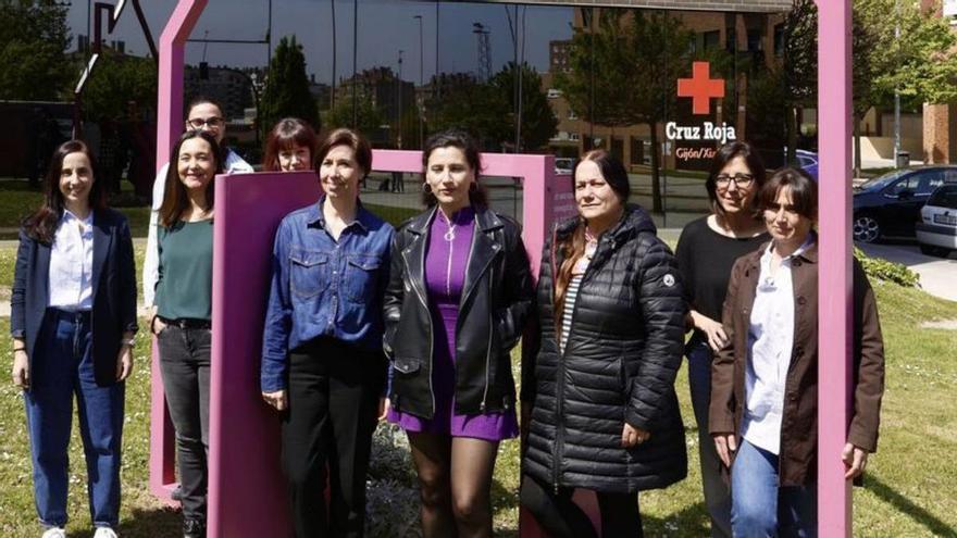 Por la izquierda, María Díaz, Pilar del Campo, Alba Díaz, Eva Argüelles, Noelia Bada, Yoanna Magdalena, María Fernández, Lourdes Vázquez y Lucía Vigil, frente a la Casa Malva. | MARCOS LEÓN