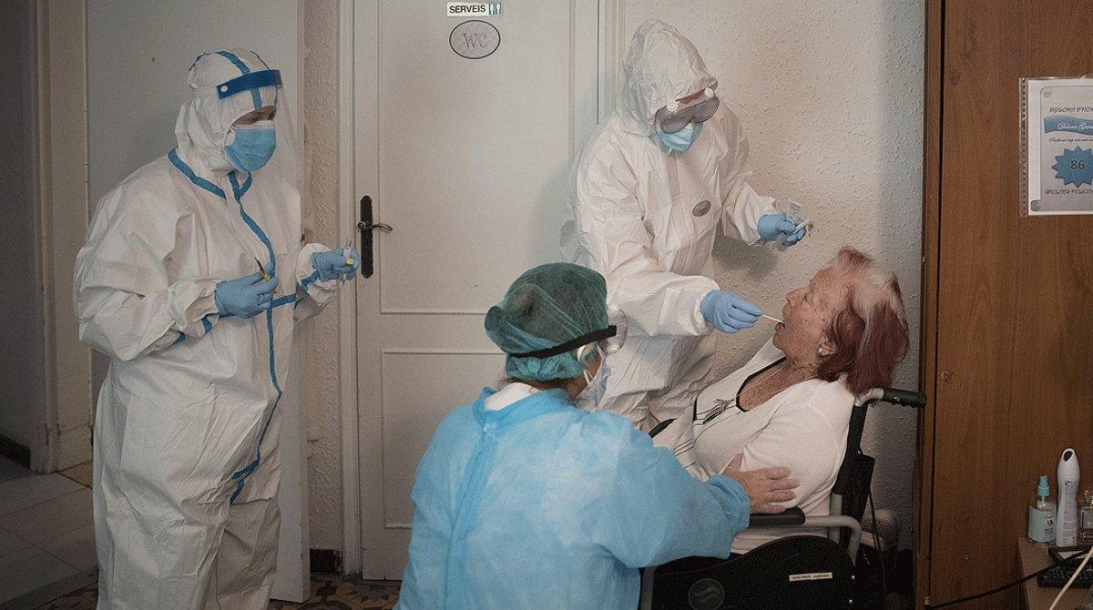 Enfermeras del CAP Manso de Barcelona realizan un test PCR a una anciana en la residencia geriátrica La Pau, el pasado 14 de mayo.