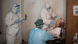 Enfermeras del CAP Manso de Barcelona realizan un test PCR a una anciana en la residencia geriátrica La Pau, el pasado 14 de mayo.