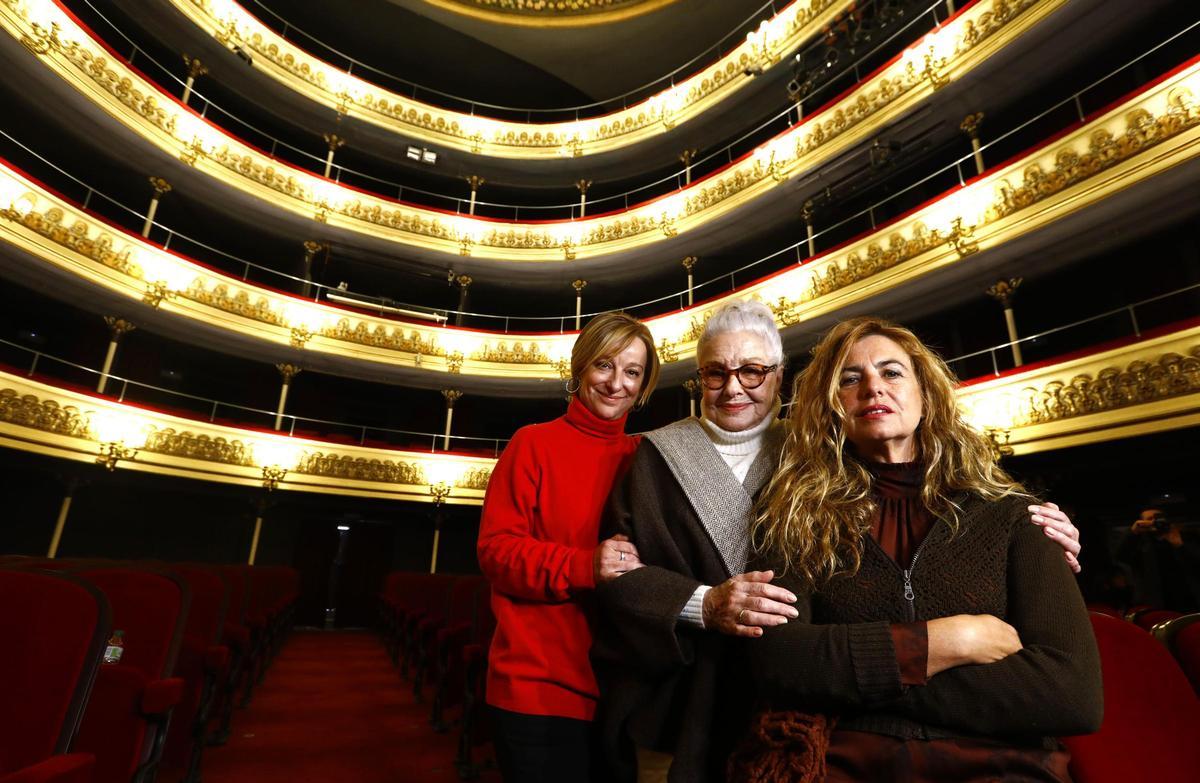 Ana Labordeta, Lola Herrera y Lola Baldrich, este miércoles en el Principal para la presentación de 'Adictos'.