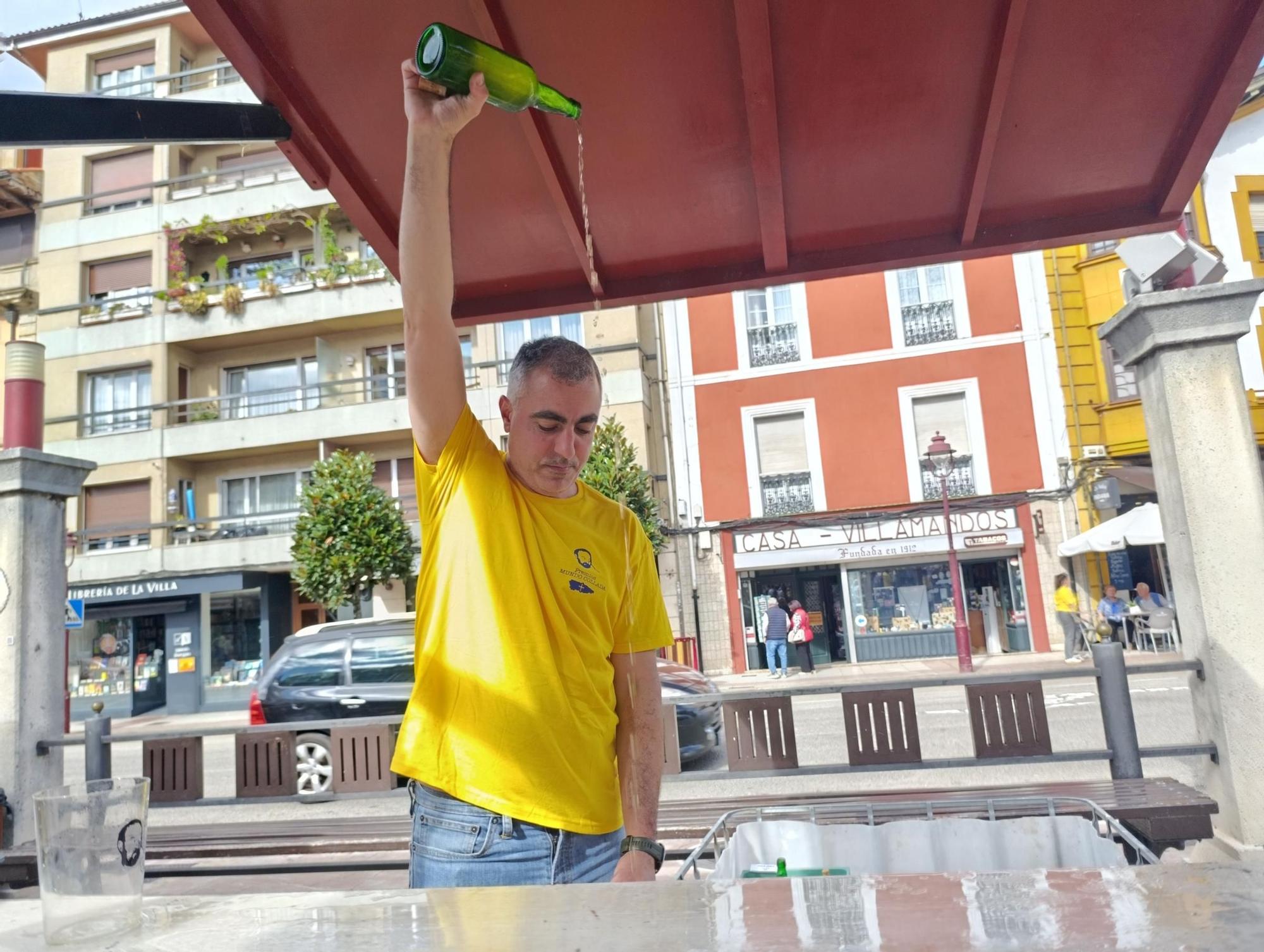 Héctor García, de Llanes,  gana la "champions" de la sidra casera en Villaviciosa