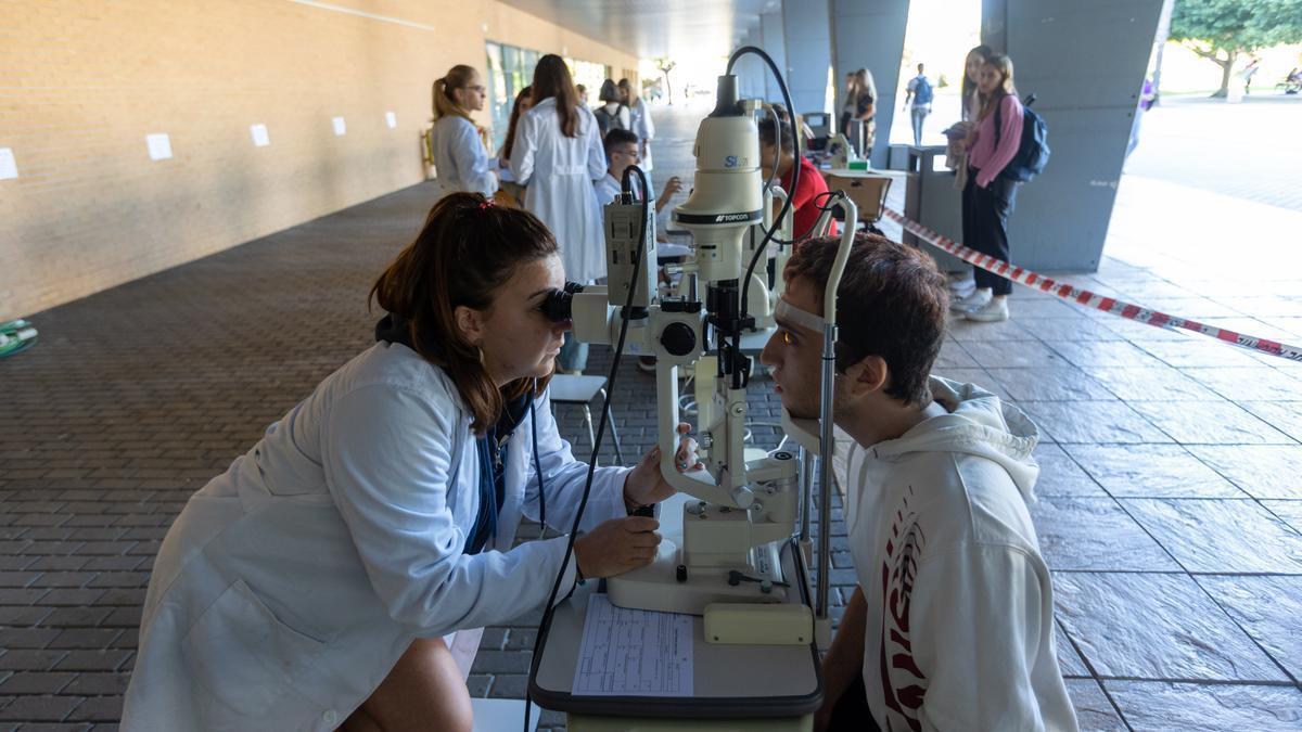 Revisión gratuita de los alumnos de Óptica a los universitario de Alicante.