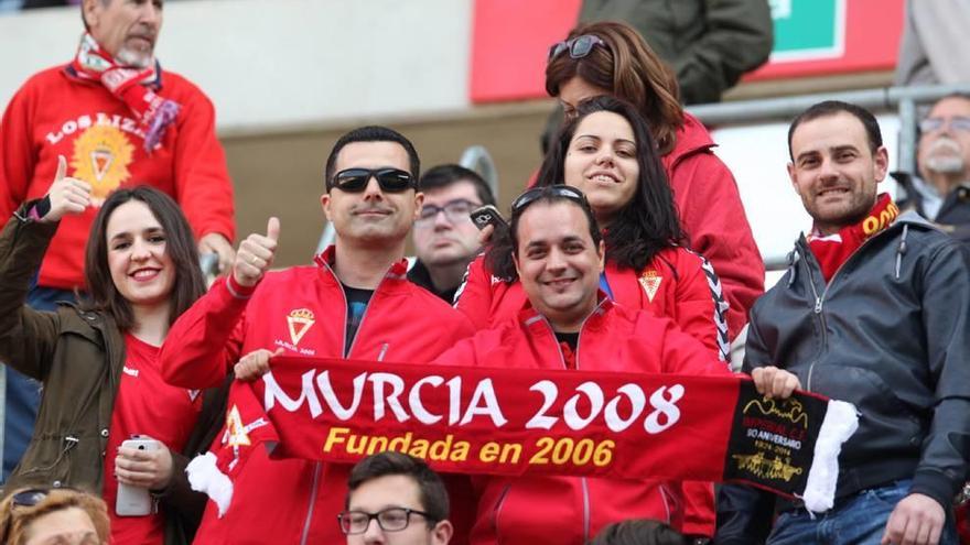 Peñistas en la grada de Nueva Condomina en el partido del domingo frente al Sevilla.