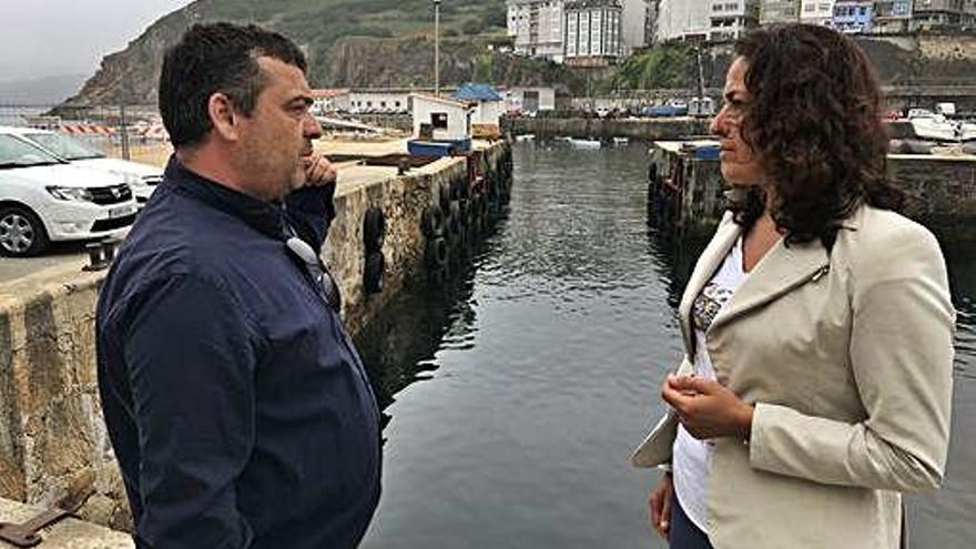 El líder del pósito de Malpica y la presidenta de Portos tras la reunión.