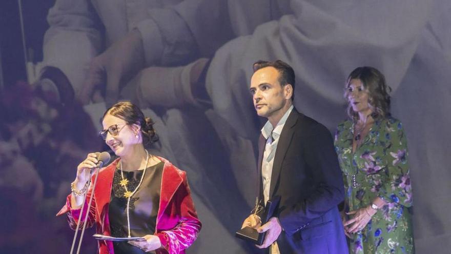 Carmen Martínez y el investigador José Luis Santiago recogen el premio; detrás, Val Díez.
