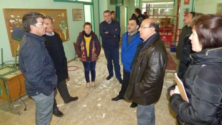 Visita del consistorio a las dependencias del colegio afectado, ayer.