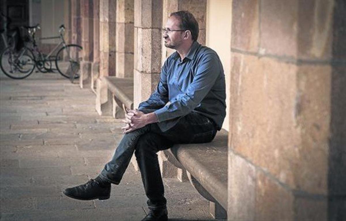 El coordinador nacional d’ICV, Joan Herrera, a l’exterior del Parlament.