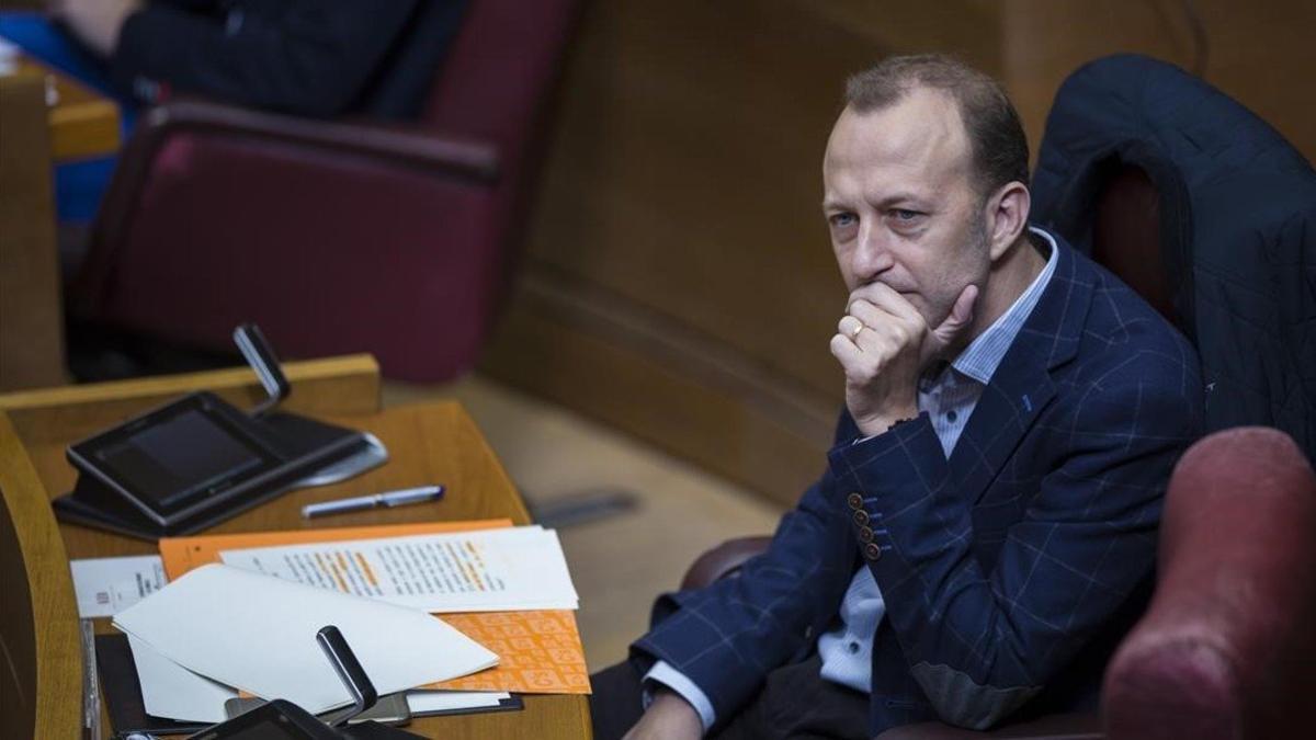 Alexis Marí, en su escaño en el Parlamento valenciano.