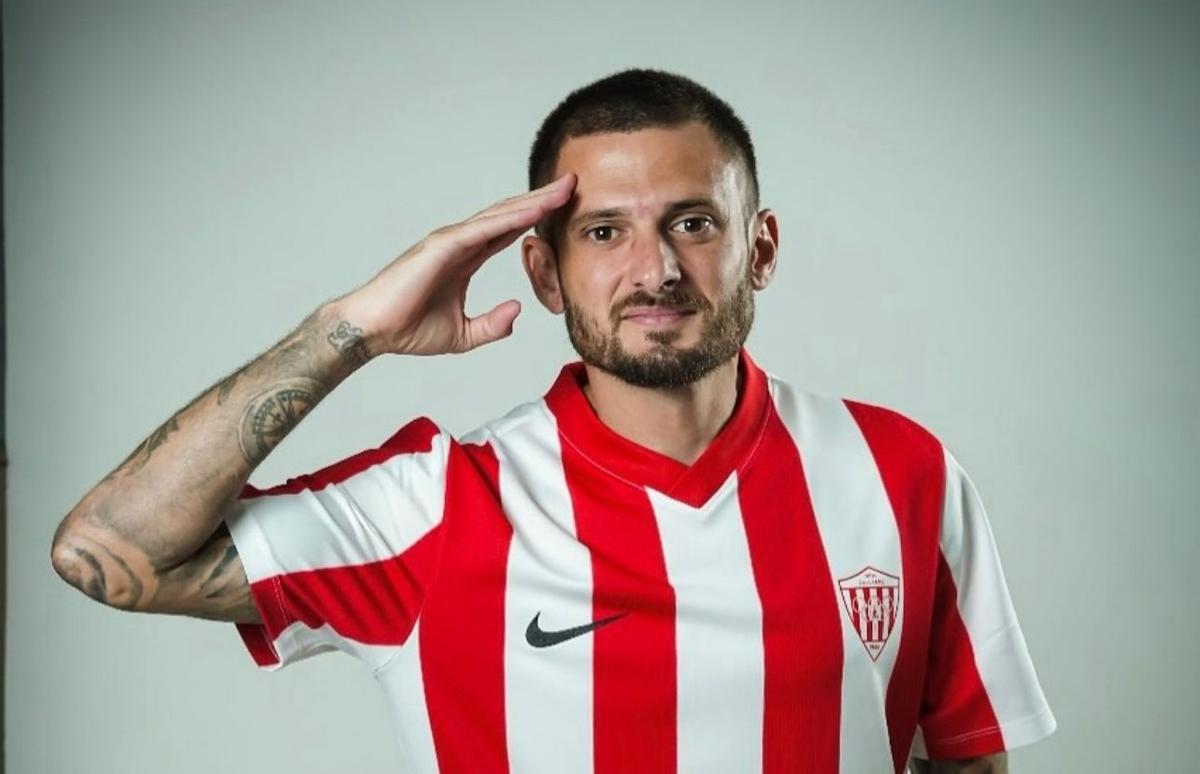 José Artiles realiza su tradicional celebración, en su presentación con el Nea Salamis.