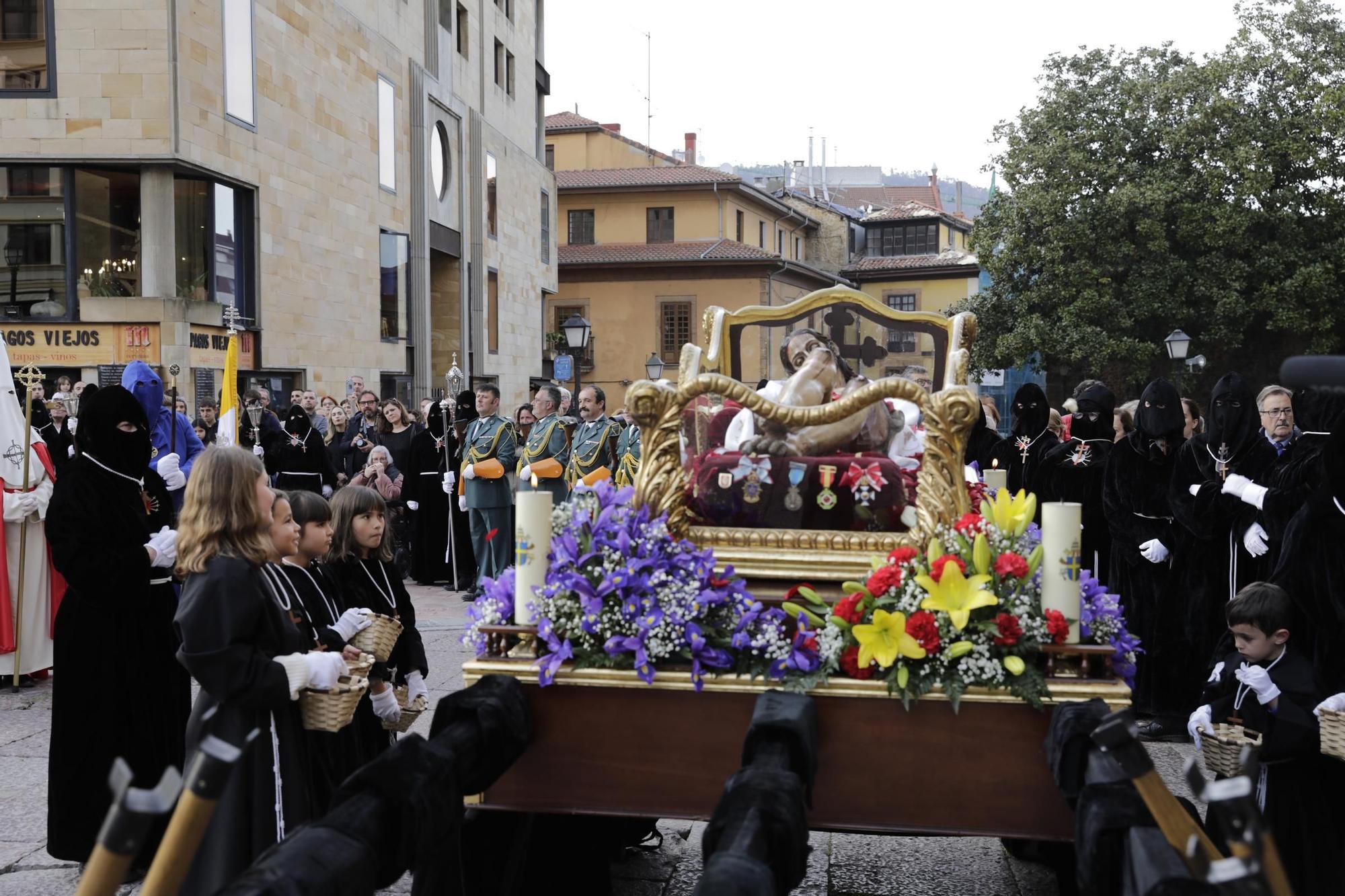 La procesión intergeneracional del Santo Entierro emociona Oviedo