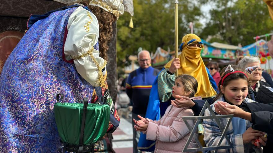 La llegada del emisario de los Reyes Magos congrega a una multitud de niños y niñas en Cieza