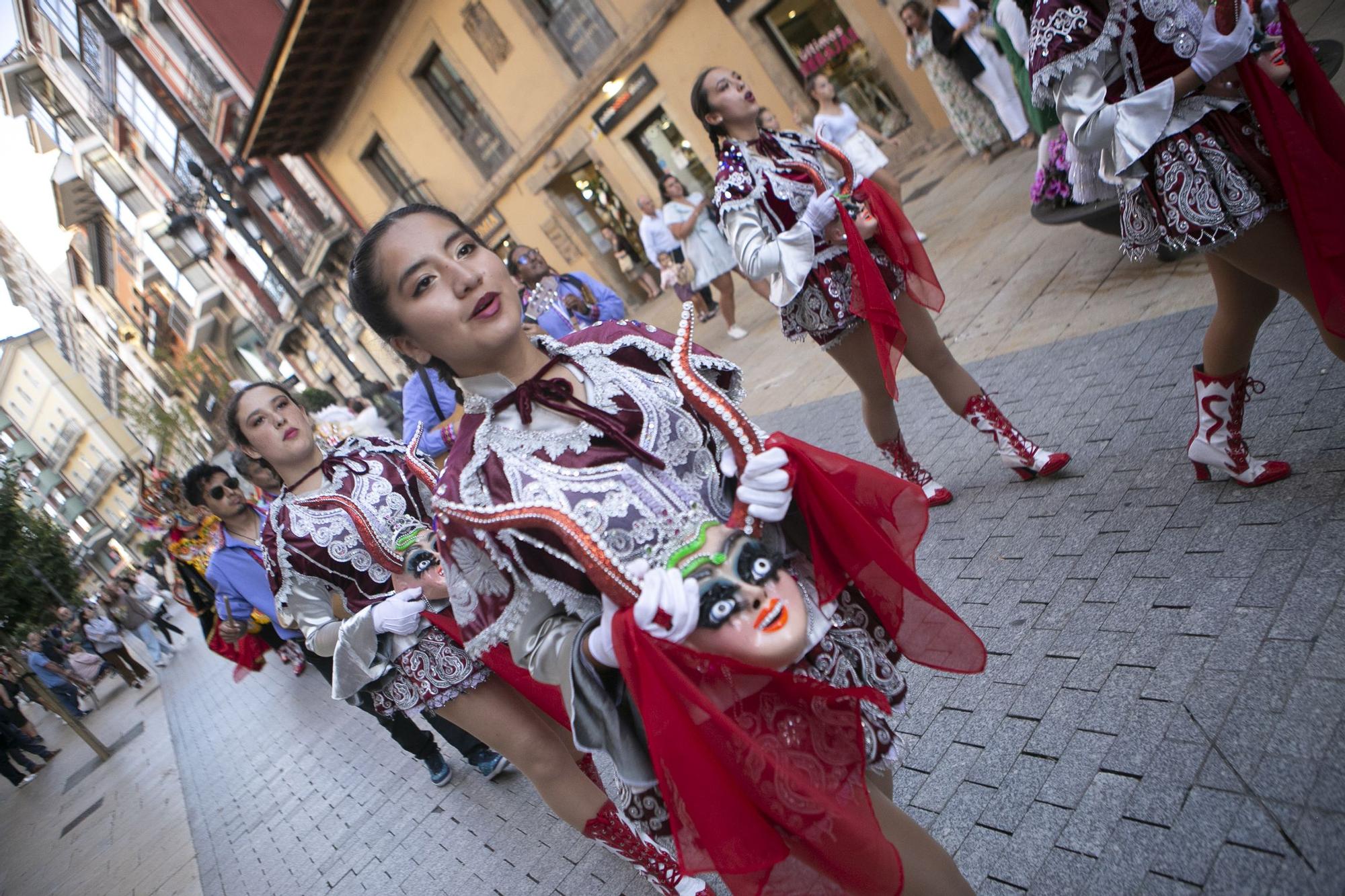 El festival de música y danzas populares llena las calles de Avilés de color