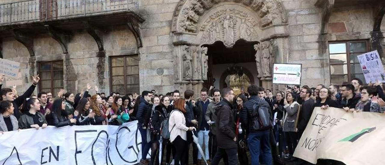 Concentración de alumnos de Medicina ante el Rectorado de la USC. // Xoán Álvarez