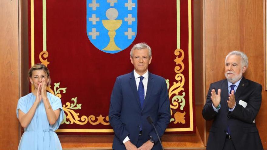 Yolanda Díaz y Miguel Santalices flanqueando a Alfonso Rueda durante la toma de posesión como presidente de la Xunta.  