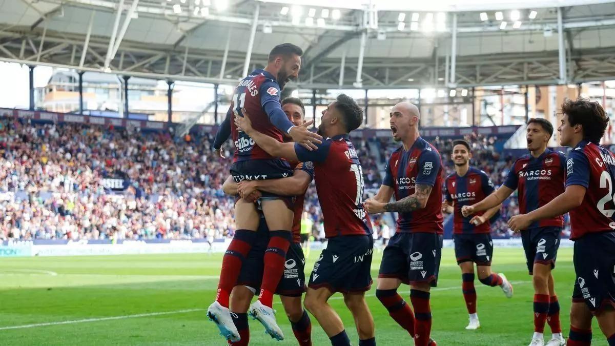 Morales celebra un gol con sus cmpañeros en el Ciutat