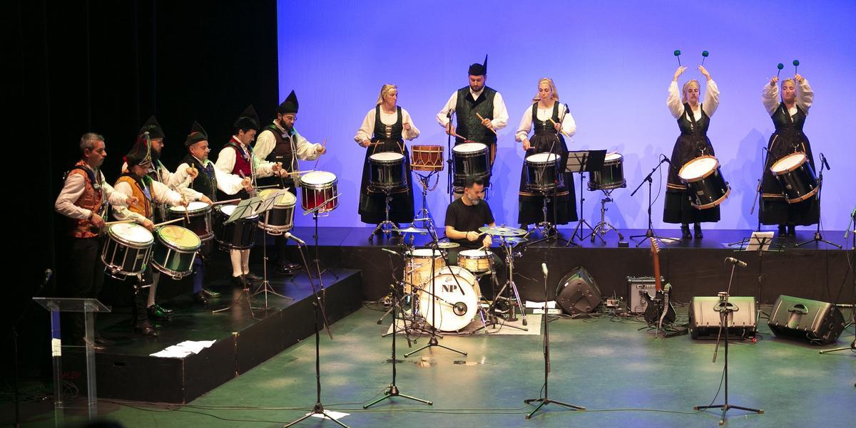 Espectáculo de percusión dentro del concierto del XX Aniversario de la Banda de Gaitas de Castrillón con el gallego Xoan Losada a la batería.