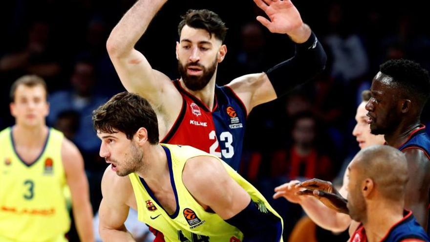 Thornike Shengelia (c. detrás) y Ante Tomic (delante) durante el partido.