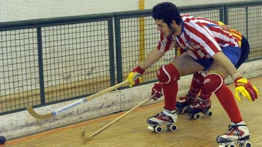 Torres pugna por la pelota con un jugador del Tordera. / víctor echave