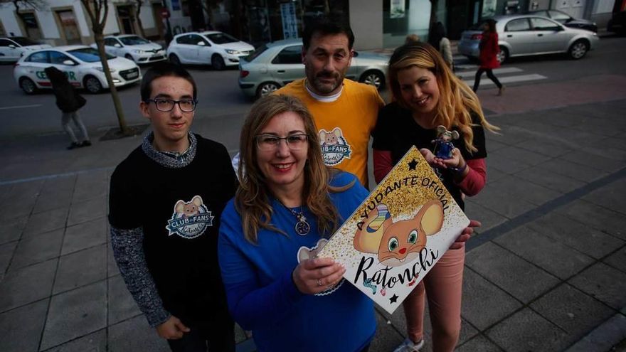 Dulce Victoria Pérez Rumoroso, junto a Pablo García -a la izquierda-, Maribel Gómez y Omar Sánchez, integrantes del club de fans de Ratonchi.