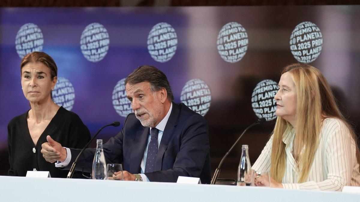Carmen Posadas, José Creuheras y Luz Gabás en la rueda de prensa previa al fallo del Premio Planeta de Novela 2025.
