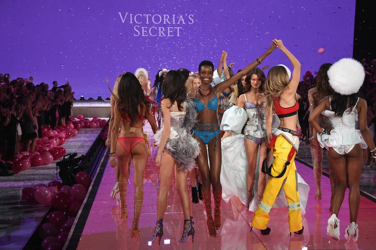 Modelos en el desfile de Victoria's Secret Fashion Show 2015