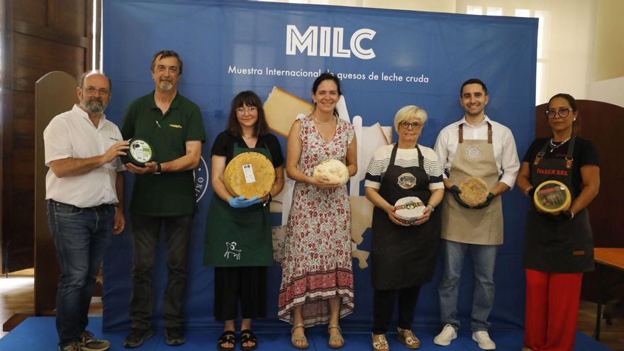 Gerardo Nieto y Pablo Fernández, de Campoastur; Dominica Steifer, de Sheridans (Irlanda); Susana Framit, de Quesos Edén (Toledo); Lidia Tellam, de Quesos Guara (Huesca); Guillermo del Río, de Quesos de Hualdo (Toledo), y Lina Mendoza, de Quesos Idiazabal Aumitz (Álava), debutantes en esta edición. | FERNANDO RODRÍGUEZ