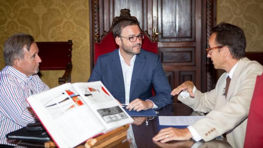 El concejal de Cultura Miquel Perelló, el alcalde José Hila y Joan Punyet Miró, ayer, en Cort.